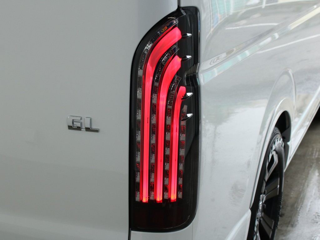 新品のフレックスオリジナルの煌きLEDテールランプが装備あれており、後ろ姿がかっこよく仕上がっております。