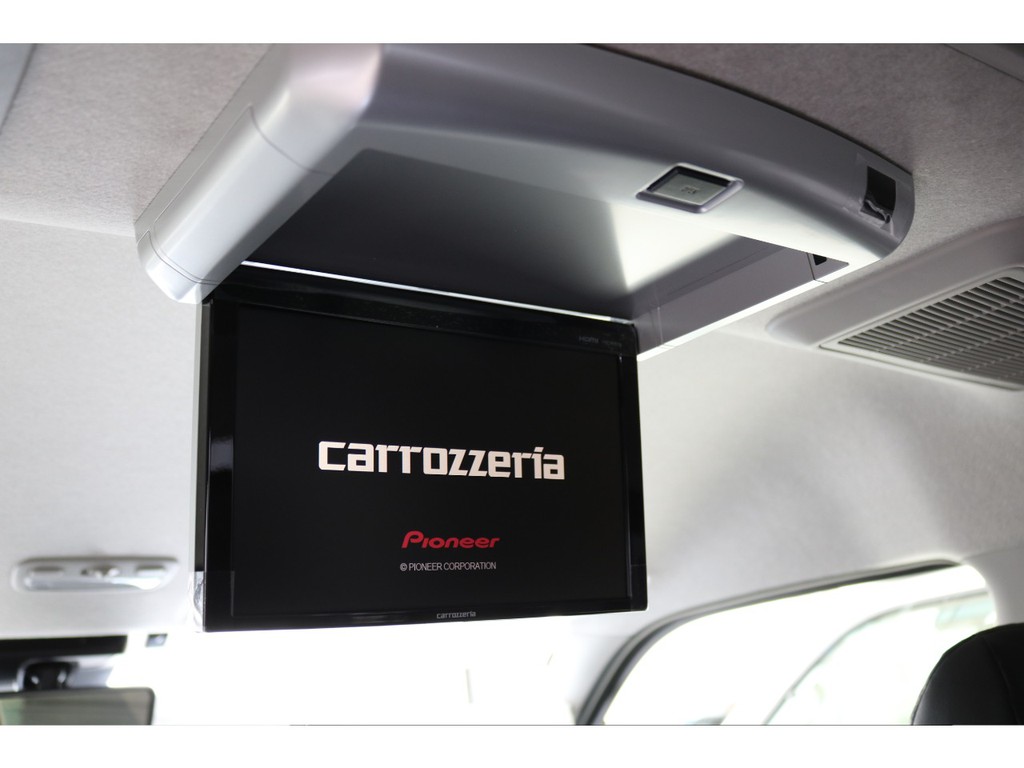 新品カロッツェリア製フリップダウンモニター装着済みで、後席の方も車内で楽しく過ごせます！