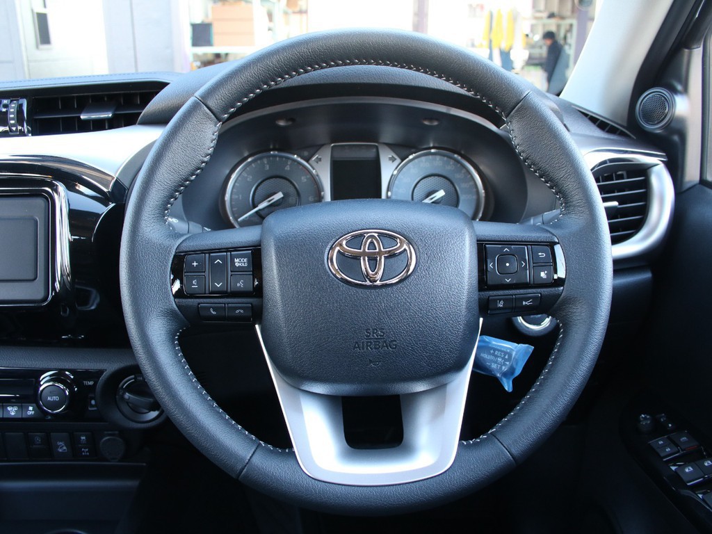 音量やチャンネル変更などステアリング周りで操作できますので、目をそらさず安全に運転していただくことが出来ます！