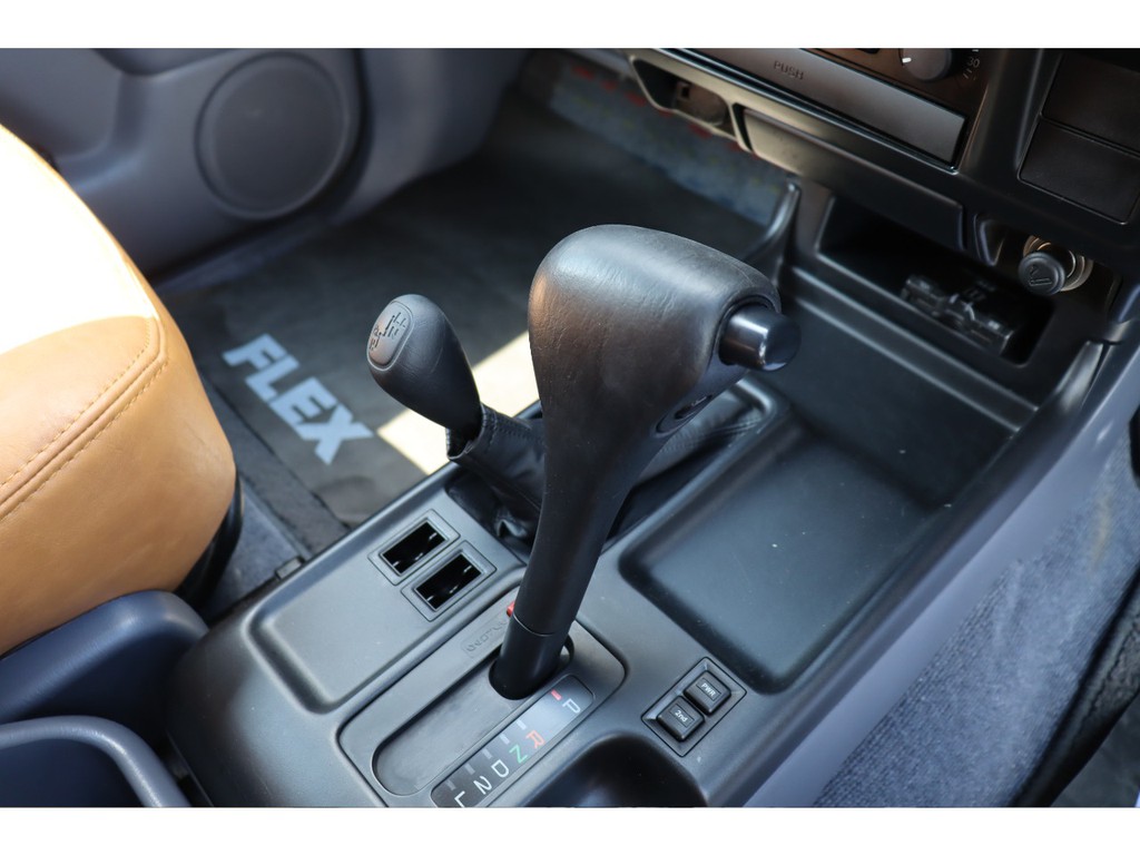 シフト周りも扱いやすく現代の車にはないスッキリした印象を受けますね！
