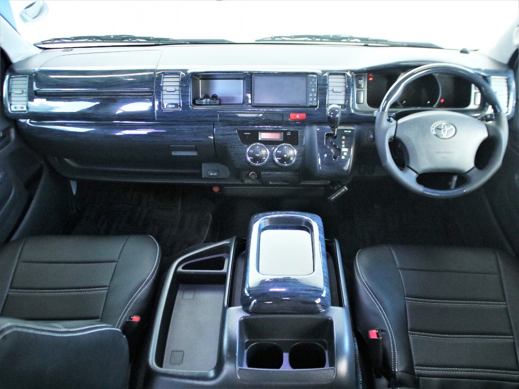 広くて使いやすい運転席回り！ハイルーフなので圧迫感がなく快適に乗って頂けます！
