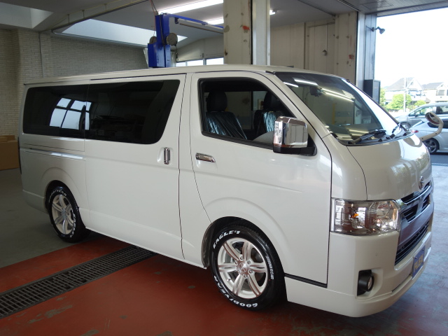 新車ハイエースＶダークプライムⅡ２０００ガソリン２ＷＤナビパッケージ完成致しました！！店頭在庫車、即納車ご対応可能になります！！
