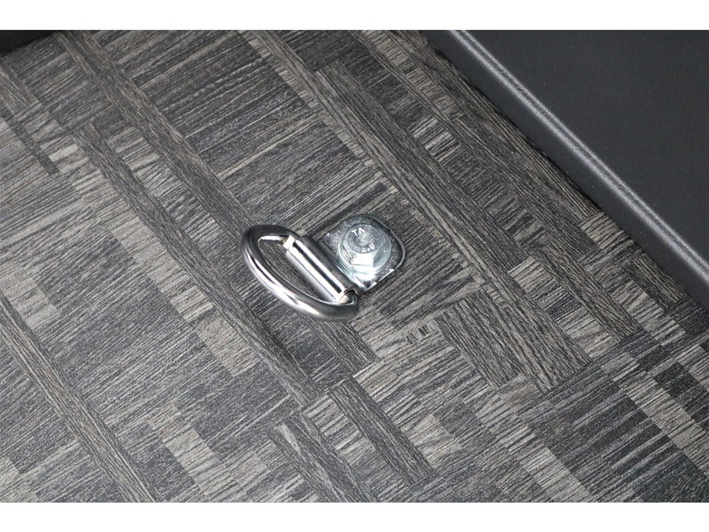 リア荷室には４ヶ所にタイダウンフック付き！