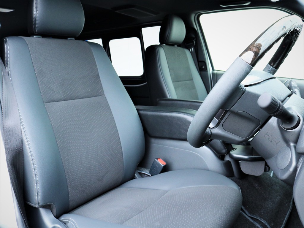 運転席シート、専用ハーフレザーシート！
