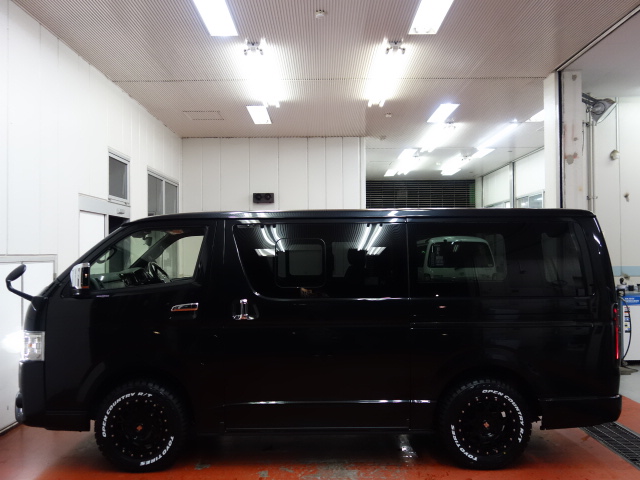 新車ハイエースＶダークプライムⅡ２８００ディーゼル４ＷＤ８インチＳＤナビ装備オリジナルベットＫＩＴ装着済み！！店頭在庫車、即納車ご対応可能になります！！