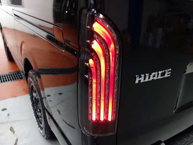 新車ハイエースＶダークプライムⅡ２８００ディーゼル４ＷＤ８インチＳＤナビ装備オリジナルベットＫＩＴ装着済み！！店頭在庫車、即納車ご対応可能になります！！