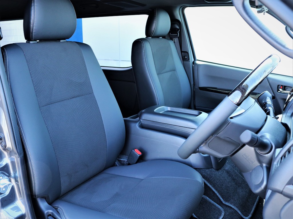 運転席シート、専用ハーフレザーシート！