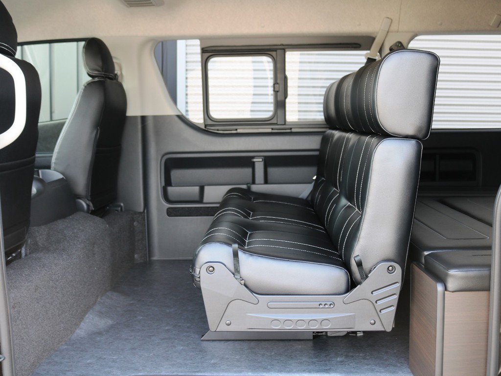２列目は１４００幅３人掛けシート！シートはフルフラット展開・後ろ向き展開・前後移動が可能です♪