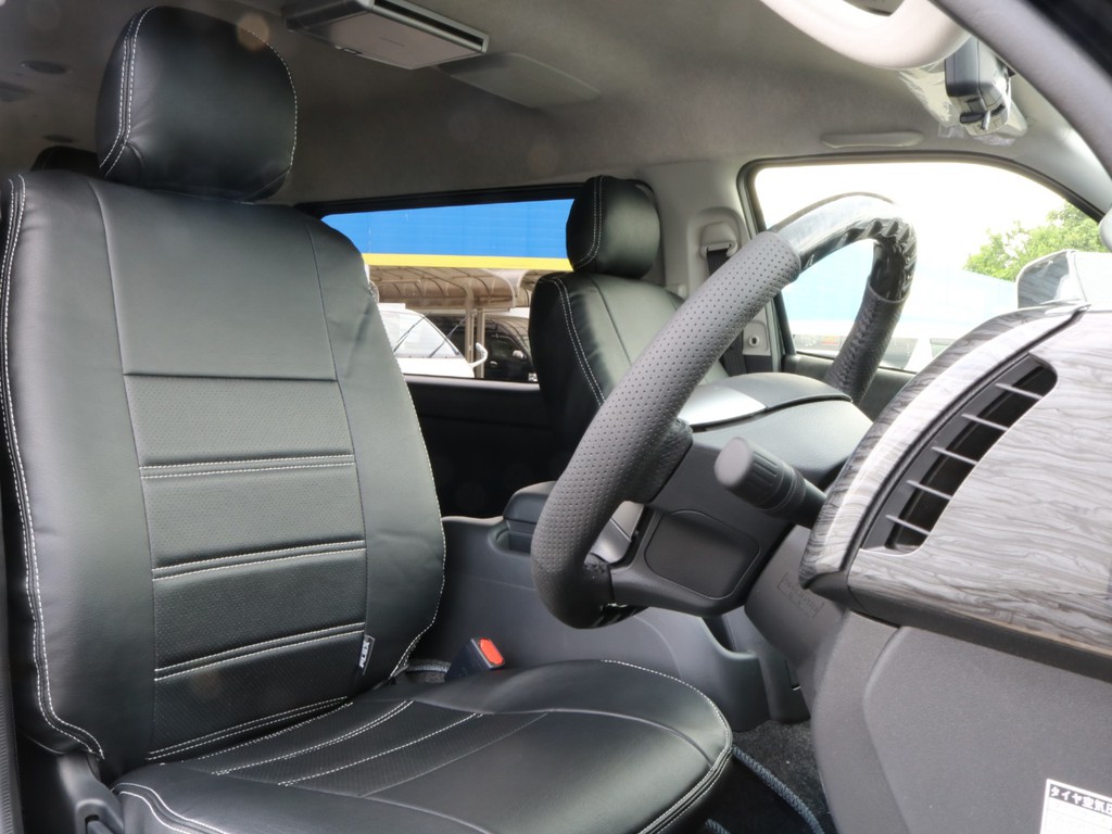 全席黒革調シートカバー装着！