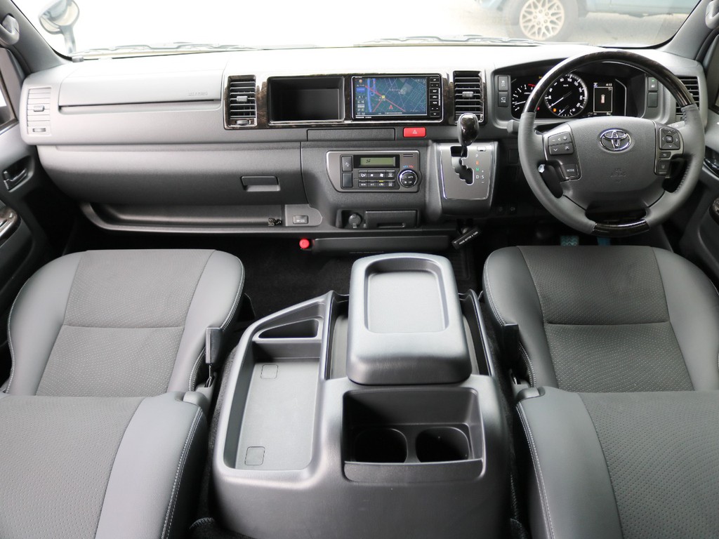 特別仕様車をベースにカスタムを施したハイエースバンが入庫いたしました♪