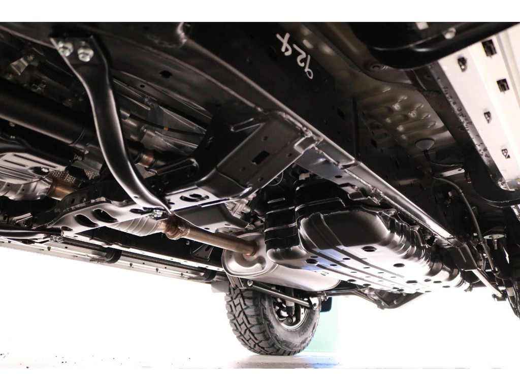 堅牢なラダーフレームにフルタイム４ＷＤ！本格派の構造です！