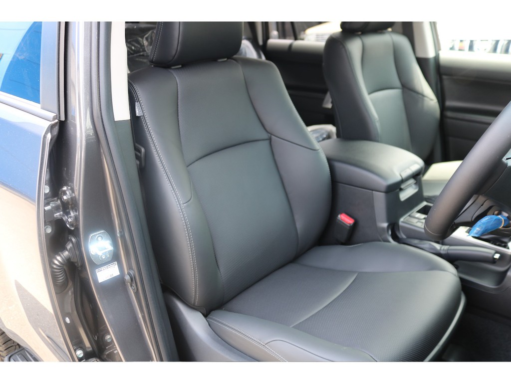 本革電動パワーシート装備！さらにシートヒーター・ベンチレーションが装備されているため運転も快適です！