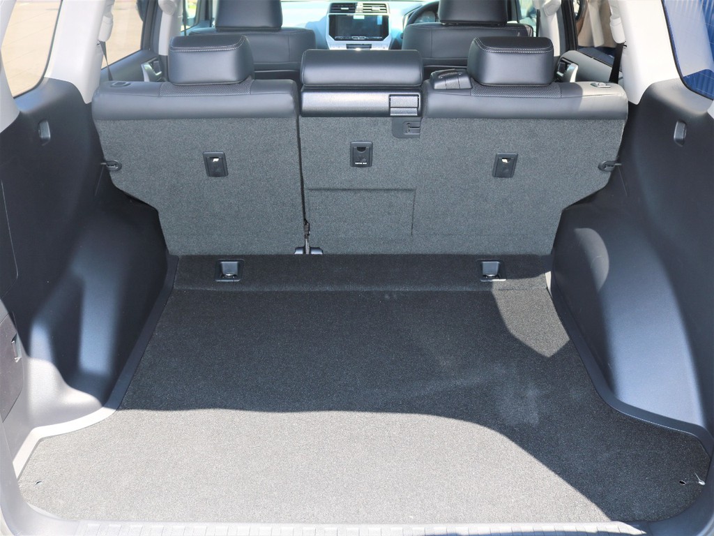 広い荷室にはキャンプ道具やウィンタースポーツの道具等多く載せることが出来ます！