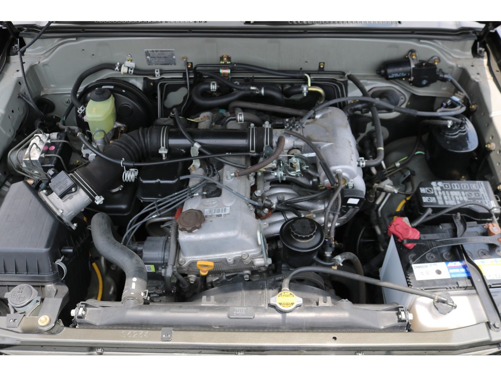 経済性に優れた２７００ｃｃエンジン！タイミングチェーン式で、１０万キロ毎の交換も不要です！