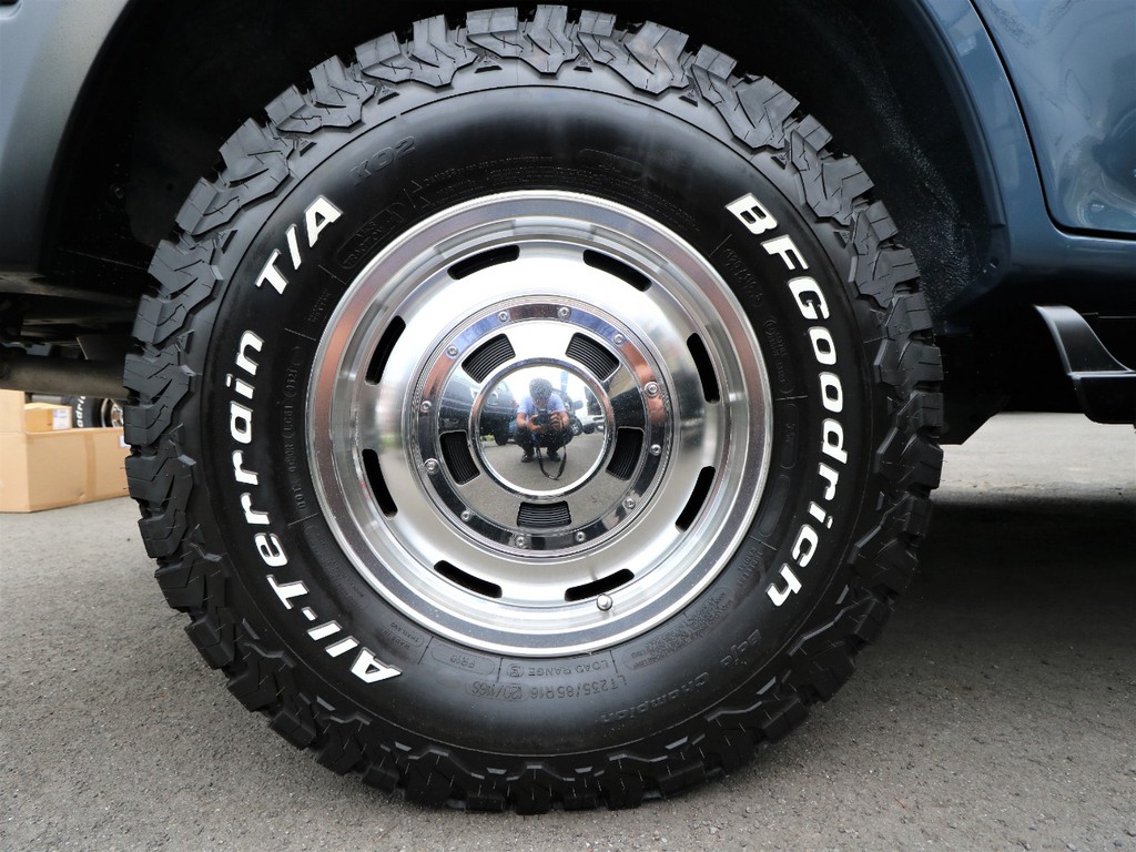 ホワイトレターがトレードマークのBFGoodrichタイヤにクラシックデザインのホイールがマッチします