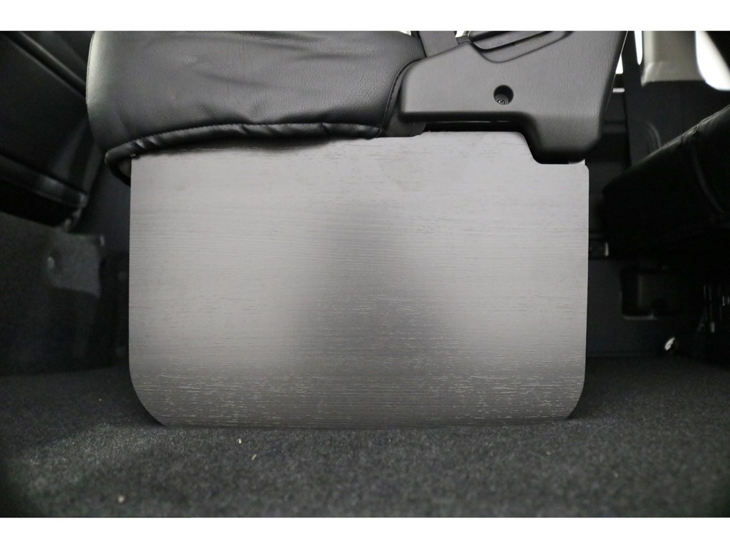 車内の足元もお洒落に！全席フットパネル装着！