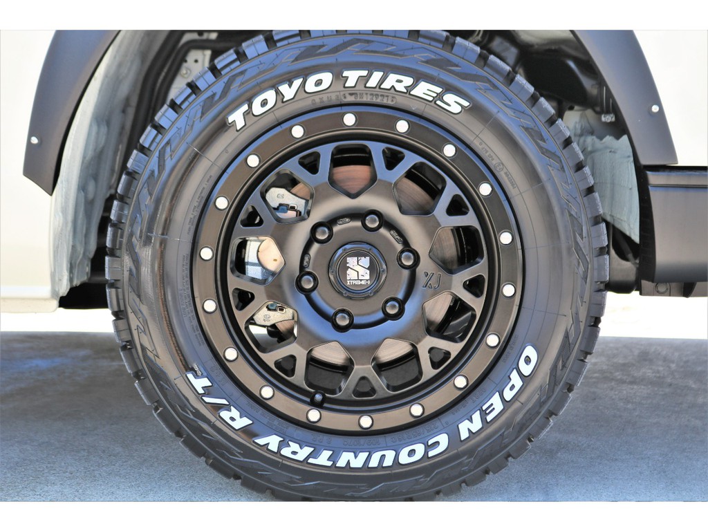 足元にはＸＪ１６インチＡＷにＴＯＹＯオープンカントリーＲ／Ｔタイヤをチョイス！！