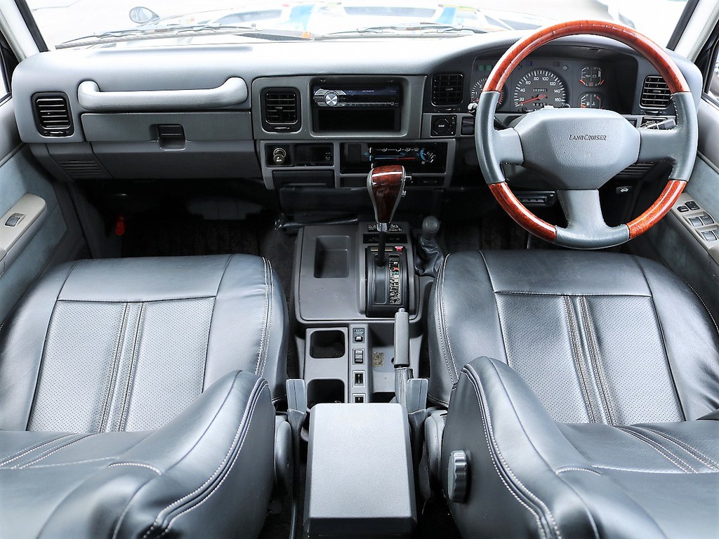 【乗用車として製作し世に発表した】とは言え27年も前のお車ですので、最近の車に比べ劣る点は多々ありますが、逆に今の車にない渋いデザイン・操っている感覚を味わって頂けます！