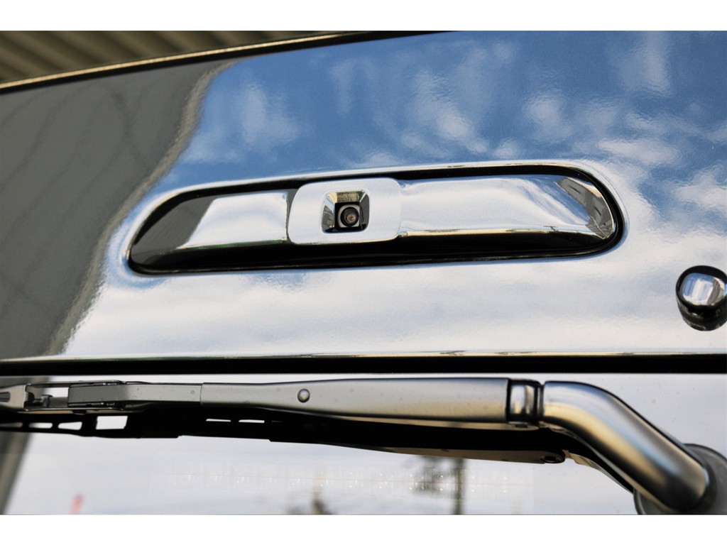 メーカーオプションのデジタルインナーミラーを装備しております！