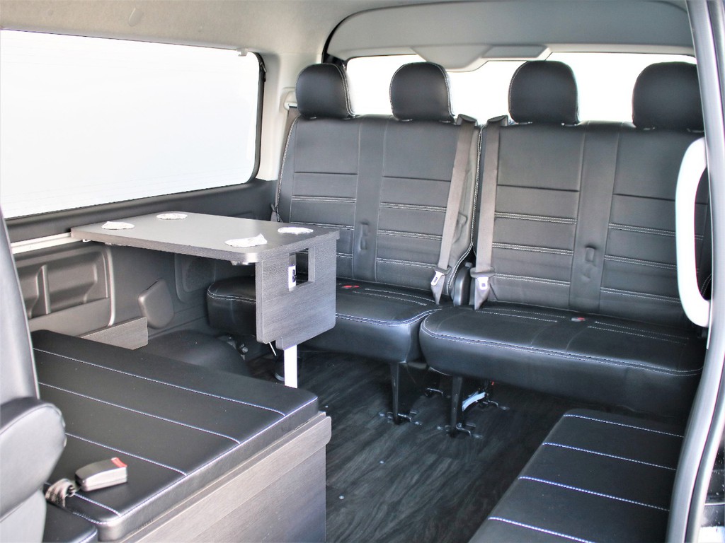 向かい合わせでのお食事が可能ですので、車内の会話も弾みますね。