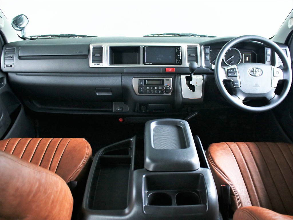 ワイドボディならではの広い運転席周り！
