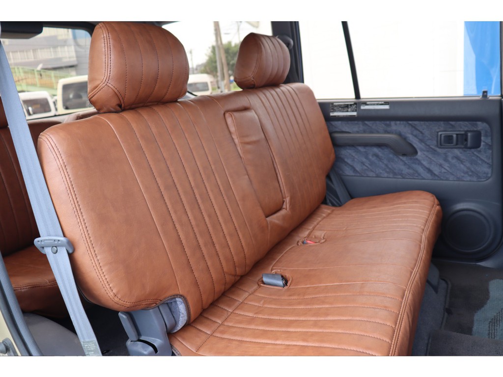 ベンチソファー型のセカンドシートです！車中泊も持ってこいです！