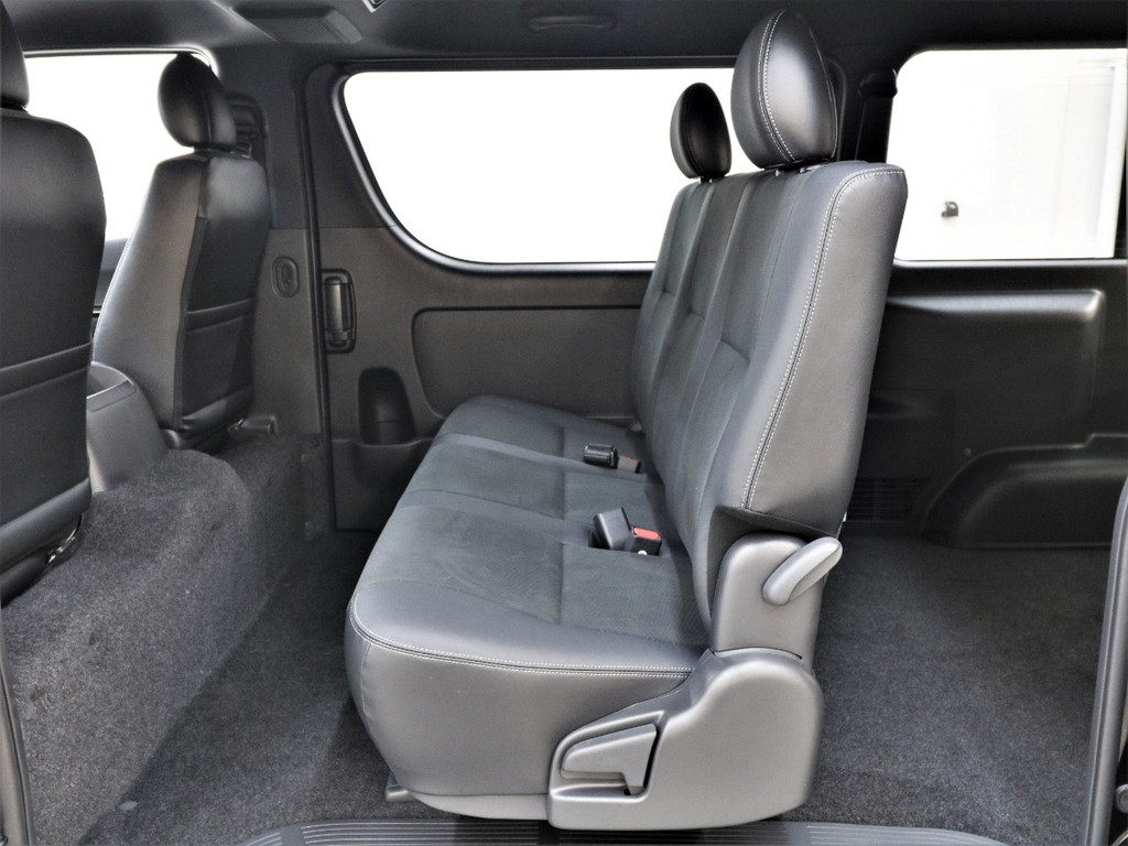 セカンドシートも高級感のある特別仕様車専用ハーフレザーシートとなっております！