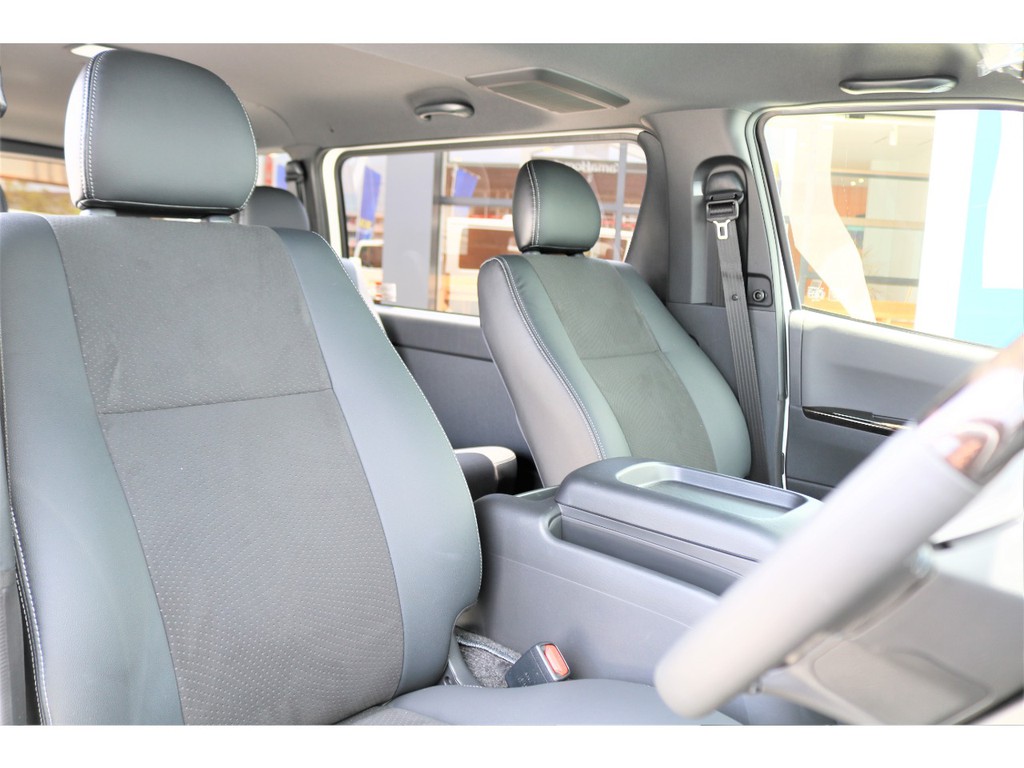 特別仕様車専用車専用のシートはダークグレーハーフレザーシートで座り心地も良く見た目もオシャレですよ！！