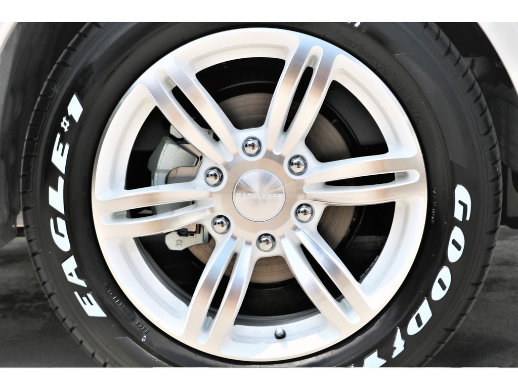 足元には４１５ＣＯＢＲＡ バッドラッカー１７インチＡＷにナスカーホワイトレタータイヤをチョイス！！