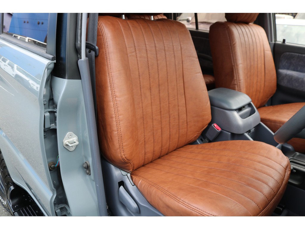 新品のシートカバー装着済み！座り心地もとても運転席シートです！