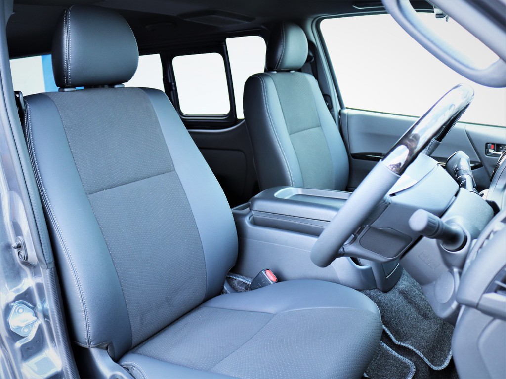 運転席シート、専用ハーフレザーシート！