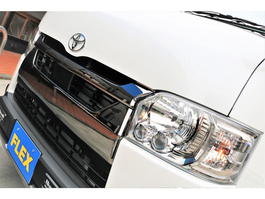 特別仕様車専用クリアスモーク加飾を施したＬＥＤヘッドライトは視界も良好！！