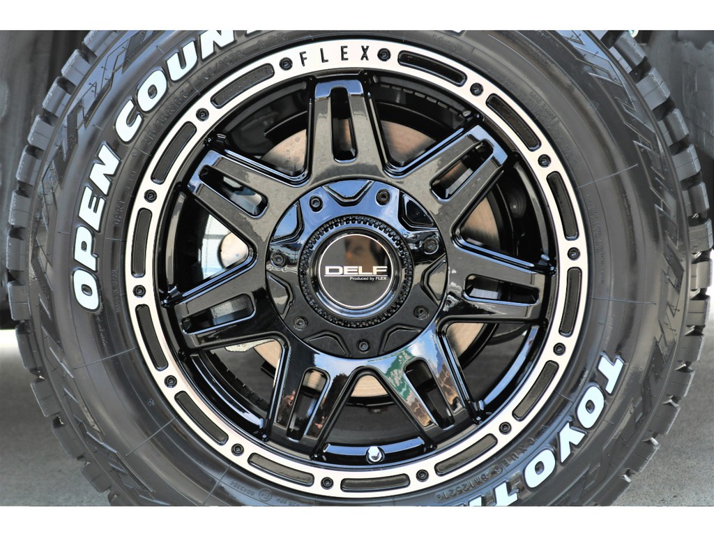 足元にはオリジナルＤＥＬＦ０４ １６インチＡＷにＴＯＹＯオープンカントリーＲ/Ｔタイヤをチョイス！！