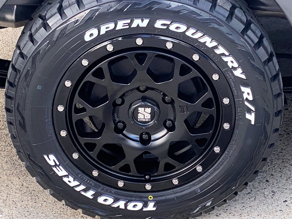 足元にはＸＴＲＥＭＥ－Ｊ ＸＪ－０４ サテンブラック１６インチアルミにＴＯＹＯ オープンカントリータイヤをインストール！！