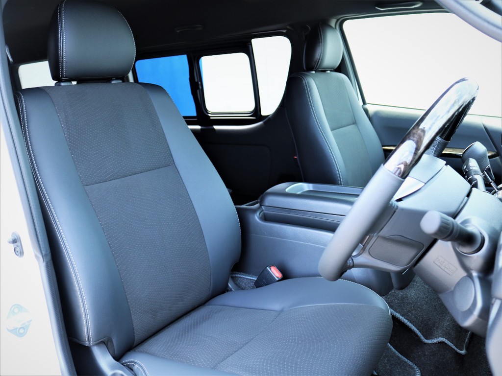 運転席シート、専用ハーフレザーシート！