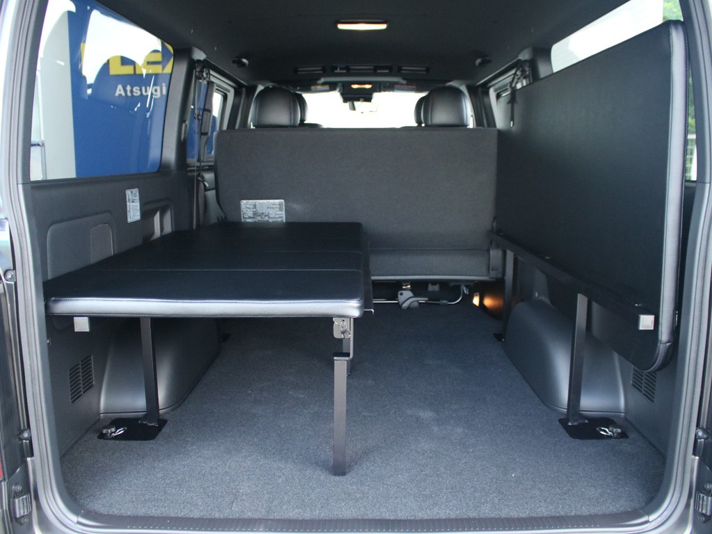 片側を跳ね上げて使って頂くことが可能です！中での着替えや、自転車を積みながらベットで寝て頂くことも可能です！