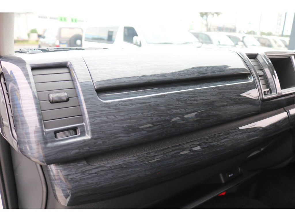 黒木目調インテリアパネル装備！