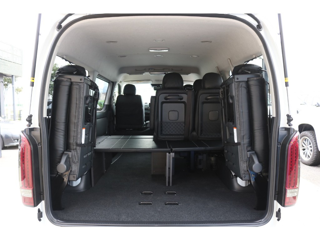 ４列目シートを跳ね上げればラゲッジスペースとしても広々ご利用いただけます！