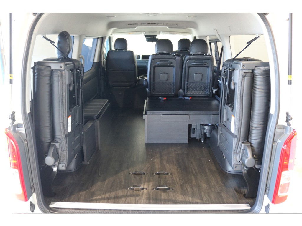 ベッドマットとテーブルを収納すれば広々荷室空間に展開できます！