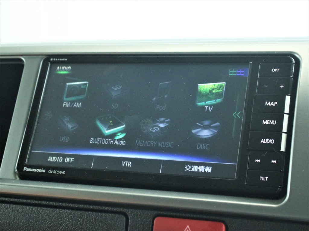 新品のSDナビを装備しております。