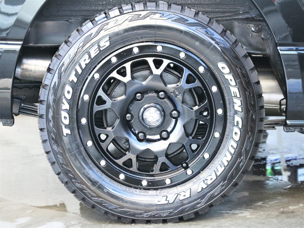 ＸＪ04の16インチアルミホイールとＴＯＹＯオープンカントリー16インチアタイヤを装備しております。