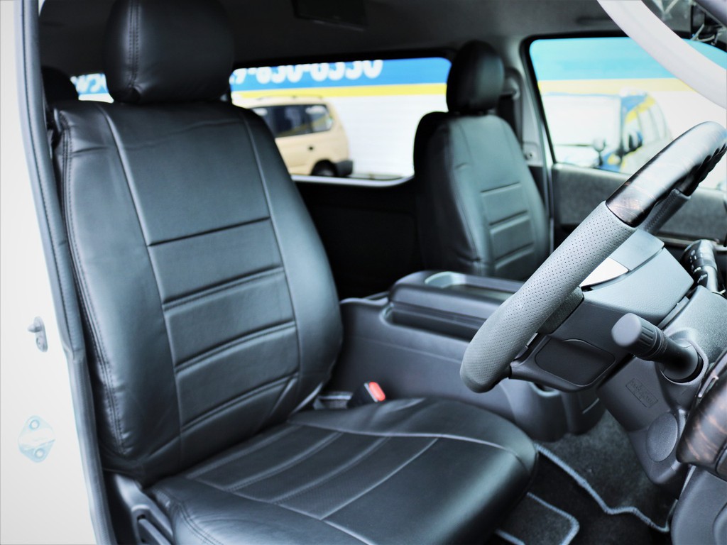 運転席シート、黒革調シートカバー付き！