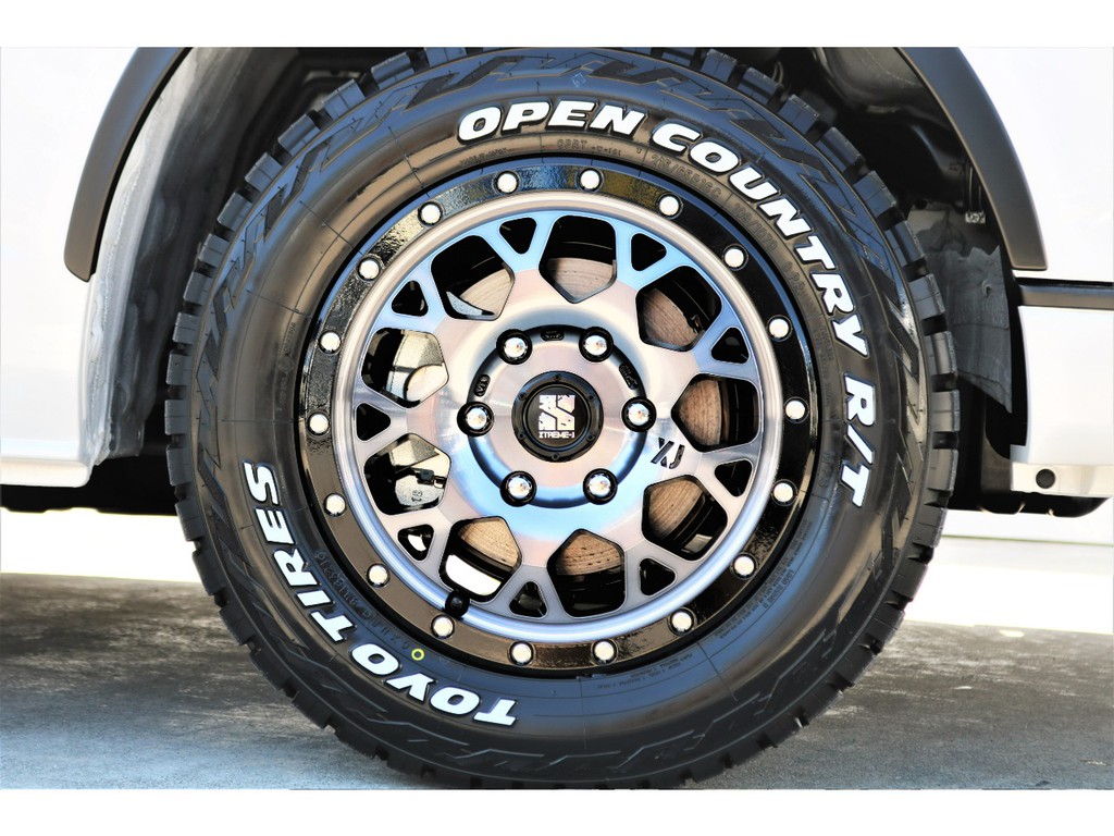 足元にはＭＬＪ ＸＪ０４ １６インチＡＷにＴＯＹＯオープンカントリーＲ／Ｔタイヤをチョイス！！オフロード向けタイヤはアゲ系カスタムには必須パーツとなります！！