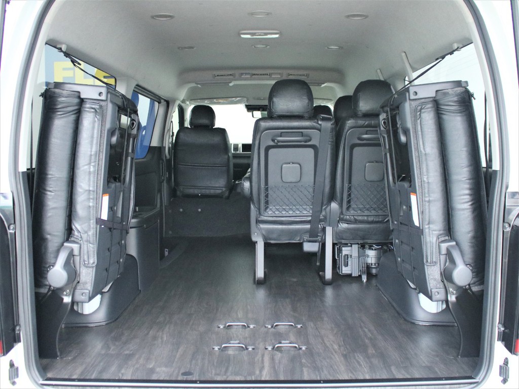 4列目シートは、跳ね上げて格納することが出来ます！大きな荷物の出し入れがスムーズに行えます！