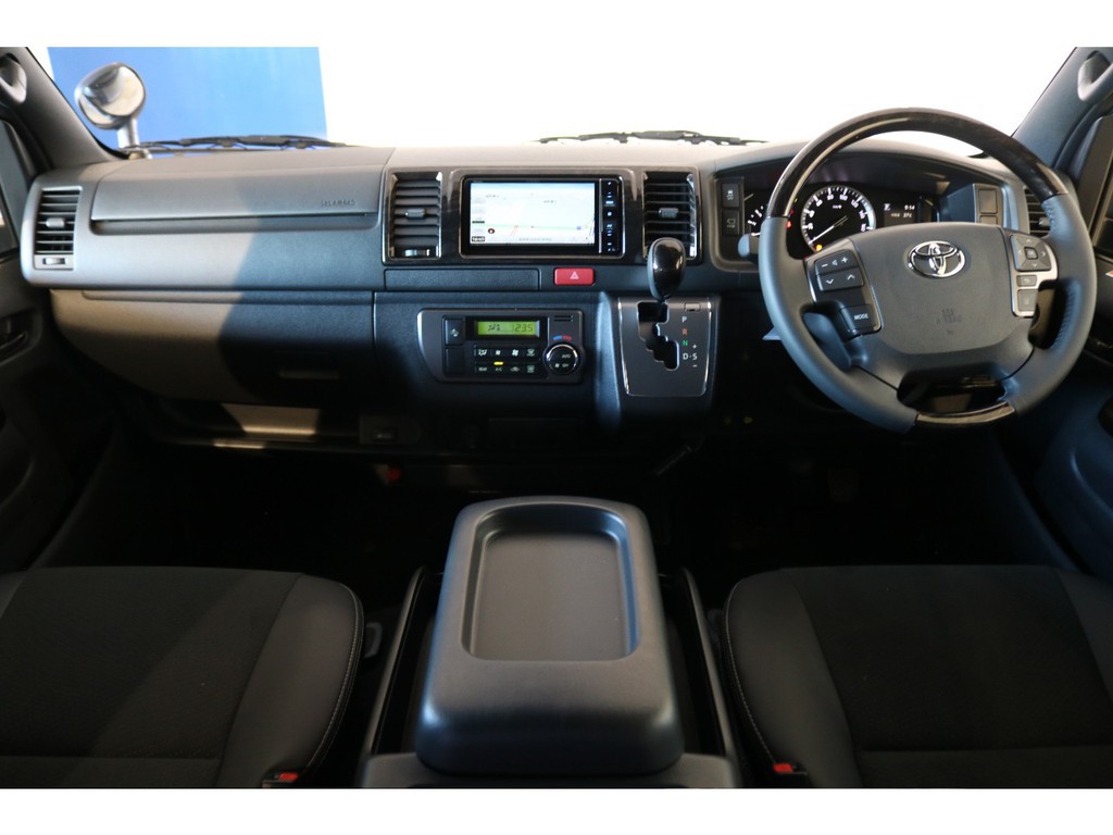 高級感溢れるコックピットが運転を楽しくさせます！(ナビは準備中です)