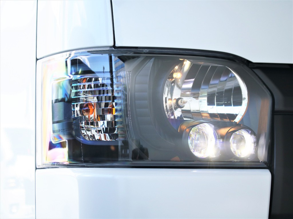 標準装備のLEDヘッドライトをインナーブラック塗装しております。