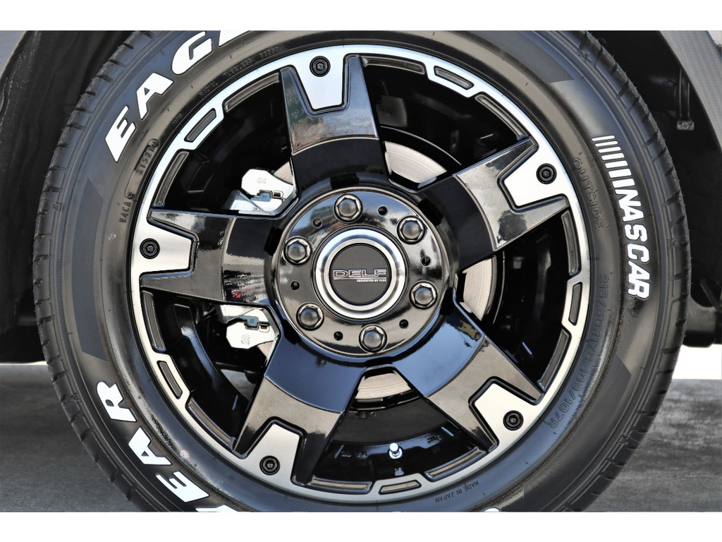 足元にはＦＬＥＸオリジナルＤＥＬＦ０３ １７インチＡＷにナスカーホワイトレタータイヤをチョイス！！