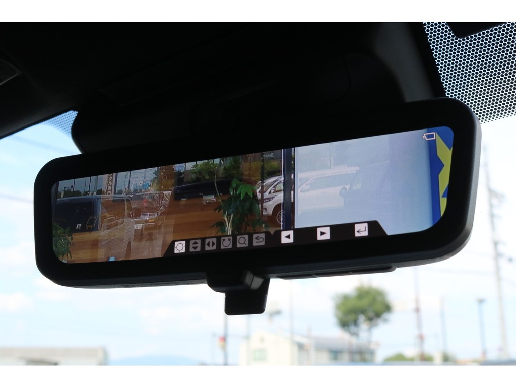 オプション装備のデジタルインナーミラー装備済み！
