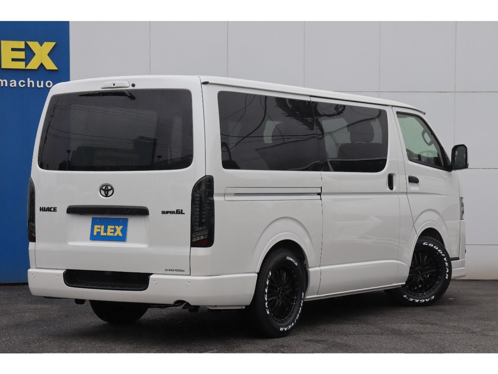 FLEXオリジナルオーバーフェンダーを装着することで車高が下がっているような視覚効果を演出♪