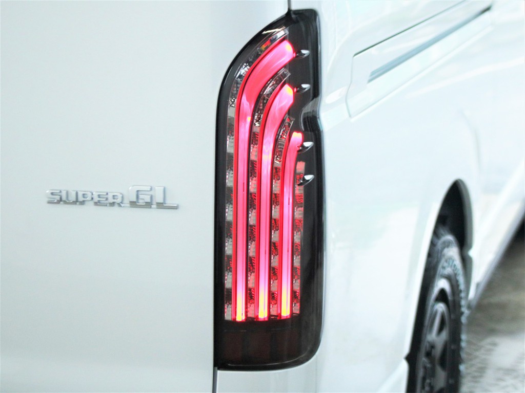 ＦＬＥＸオリジナルの煌レッドＬＥＤテールランプ装着済み。